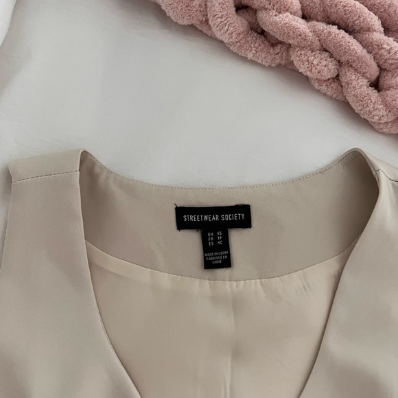 Beige top - Picture 2 of 2